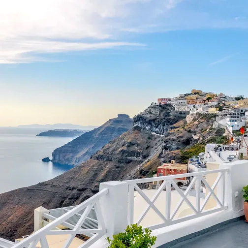 Reise buchen Griechenland. Werbung für Ferienbazar mit Blick auf mediterrane Küstenstadt und Kreuzfahrtschiff – Urlaubsportal für 2025 & 2026“