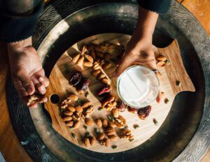 Orientalisches Frühstück mit Milch, Gebäck, Datteln und Nüssen – Ägypten All Inclusive mit landestypischer Küche