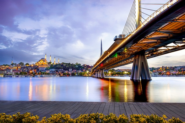 Herbsturlaub Türkei. Abendstimmung in Istanbul mit beleuchteter Brücke – ideal für Türkei Herbsturlaub voller Kultur und Komfort