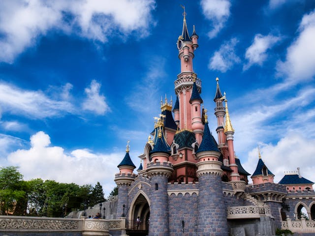 Disneyland Paris Schloss bei Sonnenuntergang – Familienreise-Highlight