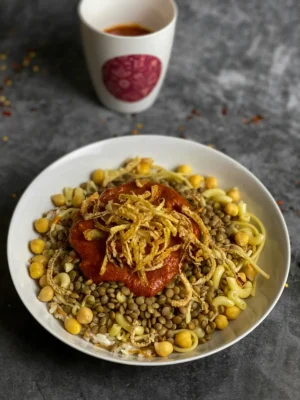 Koshari Rezept – Ägyptens Nationalgericht mit Reis, Linsen, Nudeln, Kichererbsen und würziger Tomatensauce