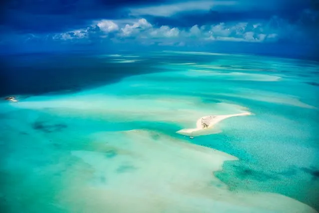 Luftaufnahme von Mauritius mit türkisblauem Meer, Korallenriffen und Traumstrand