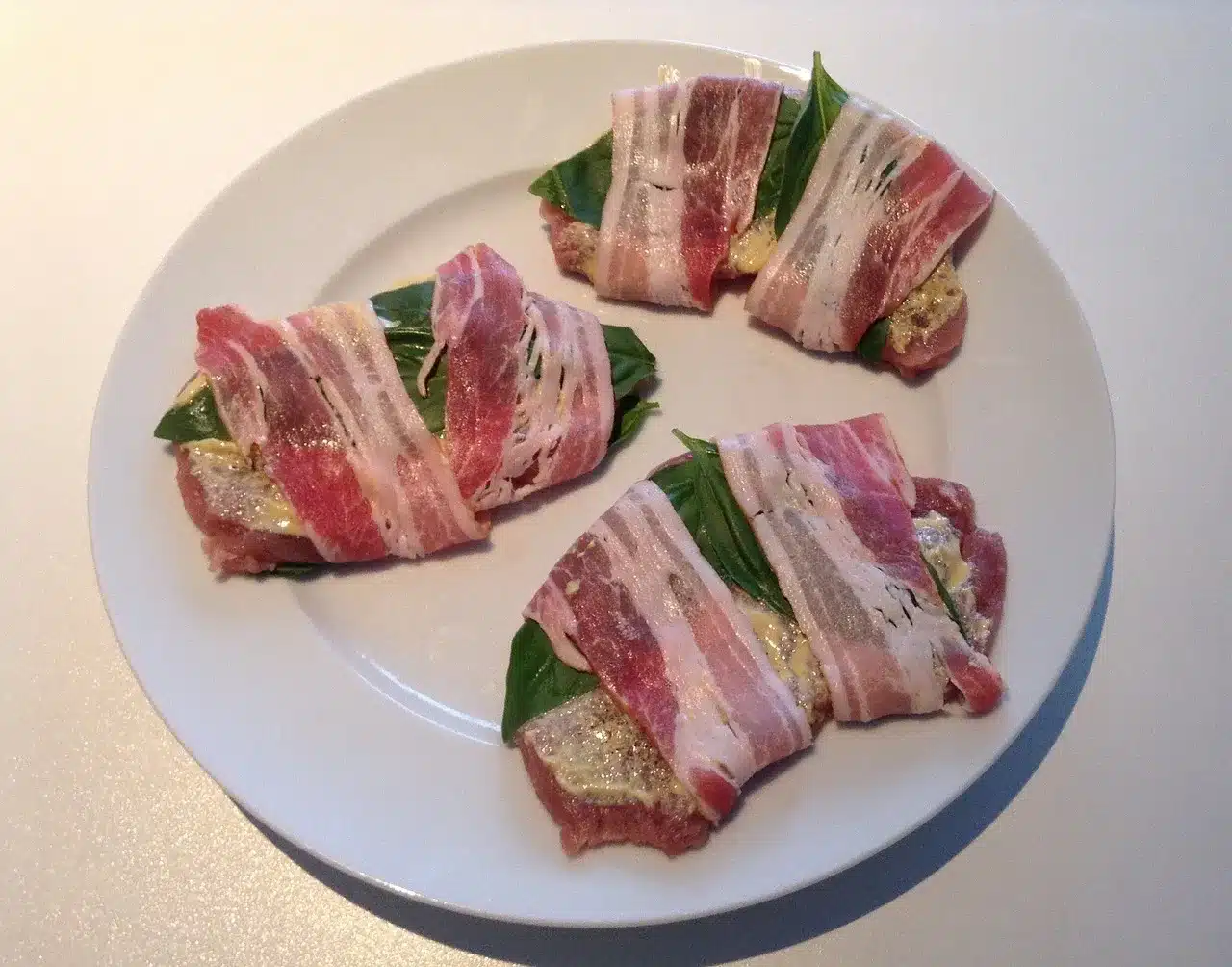 Saltimbocca alla Romana – Kalbfleisch mit Prosciutto und Salbei auf weißem Teller serviert
