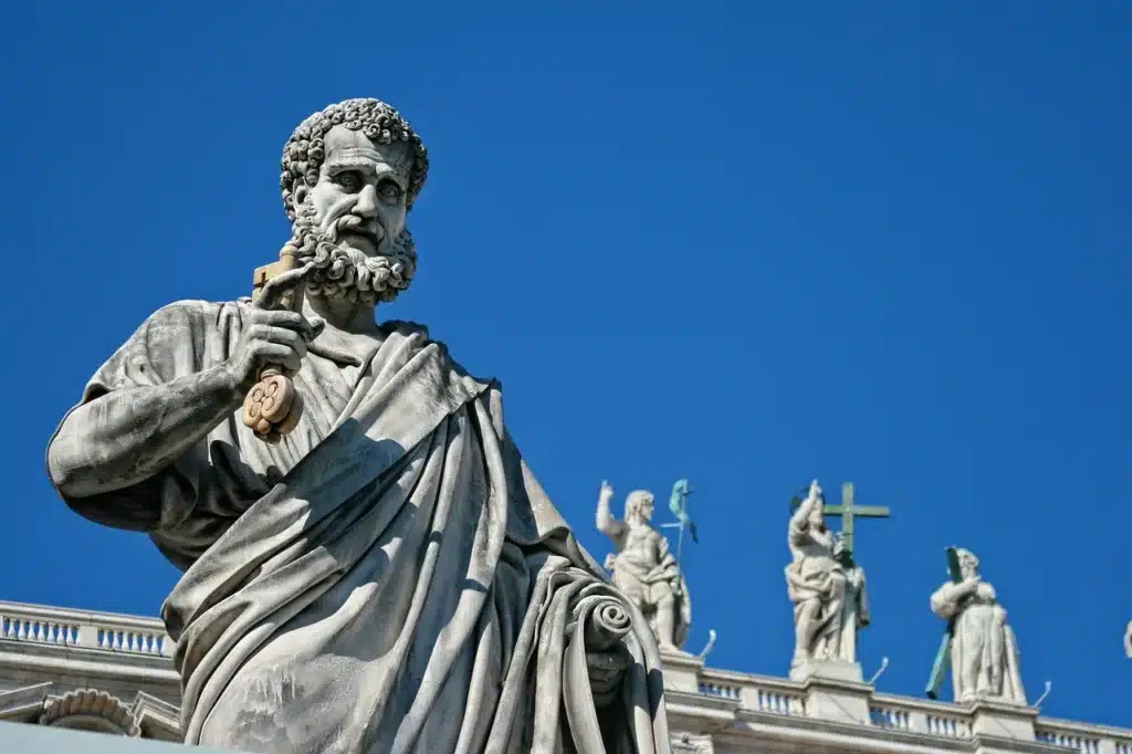 Italien Urlaub. Statue von Apostel Petrus mit Schlüssel vor blauem Himmel – religiöse Skulptur in Italien