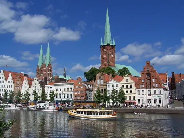 Busreisen zu historischen Altstadt von Lübeck mit Wasserfront und Kirchtürmen