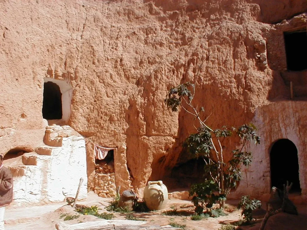 Sahara Rundreise, Höhlenhaus in Matmata mit Lehmwänden, Innenhof und traditioneller Architektur – Berberkultur in Tunesien