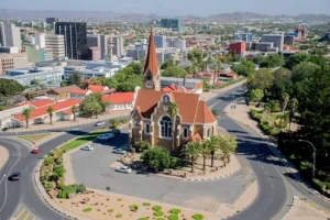 Christuskirche in Windhoek vor städtischer Kulisse – Namibia Rundreise mit Kultur und Hauptstadtflair