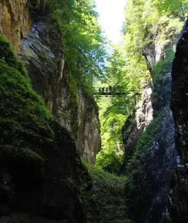 Fußgängerbrücke über die Partnachklamm mit Fluss und Felswänden in Garmisch-Partenkirchen