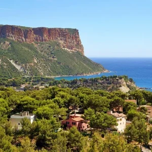 Rote Felsformationen der Calanques de Piana an der Küste Korsikas mit Blick aufs Meer