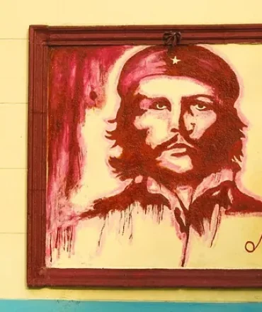 Porträt von Che Guevara in Rottönen an gelber Wand – Symbol für Kubas revolutionäre Geschichte und kulturelles Erbe in Havanna.