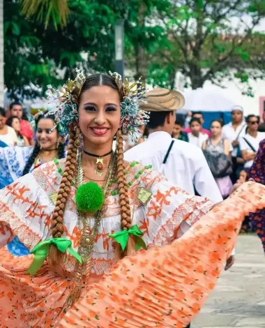 Tänzerin in traditioneller Kleidung bei einem Kulturfest in Costa Rica