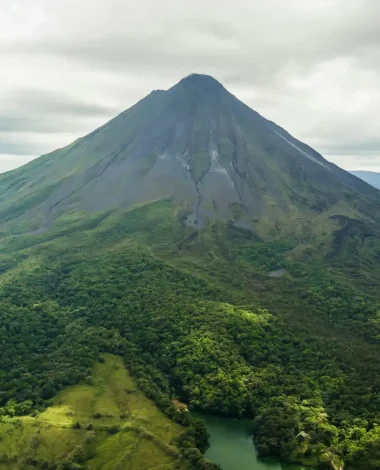 Urlaub Costa Rica. Arenal Vulkan in Costa Rica umgeben von tropischem Regenwald und grüner Landschaft