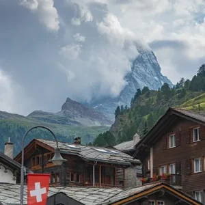 Das Matterhorn hautnah erleben Matterhorn bei Zermatt mit traditionellen Chalets und Schweizer Flagge