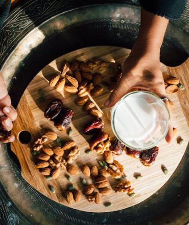 Orientalisches Frühstück mit Milch, Gebäck, Datteln und Nüssen – Ägypten All Inclusive mit landestypischer Küche