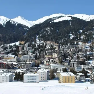 Davos „Winterpanorama von Davos mit verschneiten Alpen und Bergdorf
