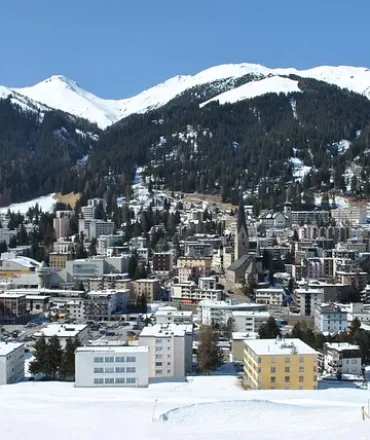 „Winterpanorama von Davos mit verschneiten Alpen und Bergdorf