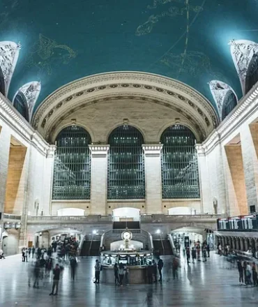 Grand Central Terminal in New York mit hoher Decke, Sternenhimmel-Motiv und Menschenmenge im historischen Bahnhof
