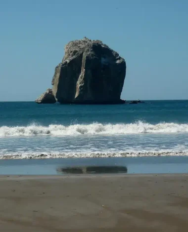 Hexenfelsen an der Pazifikküste von Guanacaste in Costa Rica mit Wellen und Sandstrand