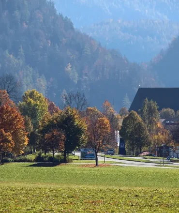 Kirche in Inzell vor herbstlicher Bergkulisse im Chiemgau