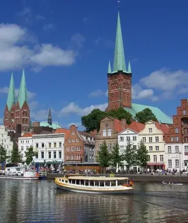 Busreisen zu historischen Altstadt von Lübeck mit Wasserfront und Kirchtürmen