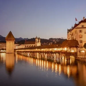 Luzern Kapellbrücke in Luzern bei Abendlicht mit Blick auf Altstadt und Reuss