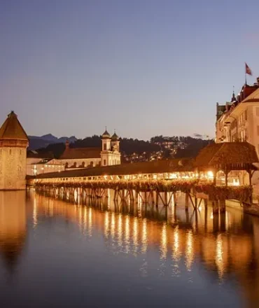 Kapellbrücke in Luzern bei Abendlicht mit Blick auf Altstadt und Reuss