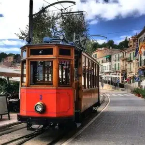 Mallorca Herbstferien. Historische Straßenbahn in Port Sóller – Ausflugsziel im Mallorca Herbsturlaub