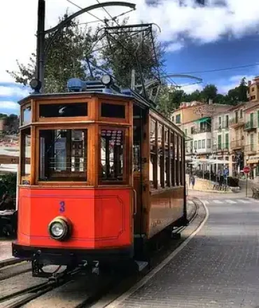 Mallorca Herbstferien. Historische Straßenbahn in Port Sóller – Ausflugsziel im Mallorca Herbsturlaub