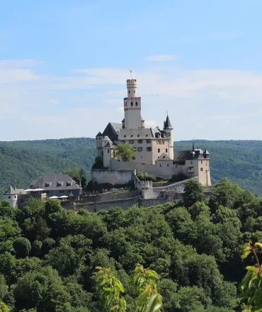 Marksburg in Braubach über dem Mittelrhein bei klarem Himmel