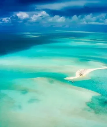 Luftaufnahme von Mauritius mit türkisblauem Meer, Korallenriffen und Traumstrand