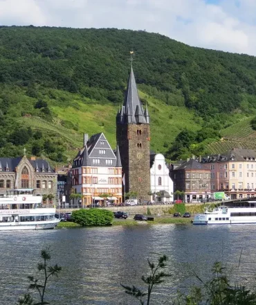 Moselpanorama mit Bernkastel-Kues, Fachwerkhäusern und Flussschiff