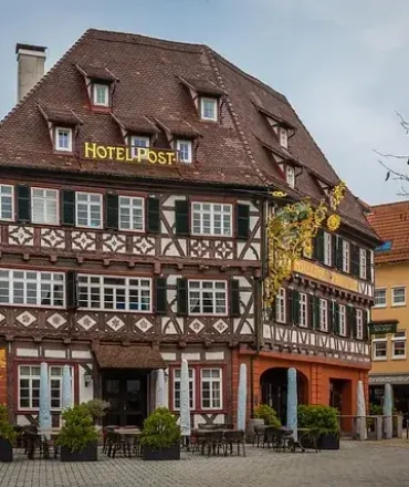 Fachwerkhaus Hotel Post in Nagold mit Blumenschmuck und Kopfsteinpflaster im Schwarzwald