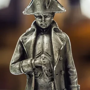 Korsika Reisen. Napoleon-Figur vor dunklem Hintergrund – Erlebnisführung mit korsischem Dinner in Höhle auf Korsika