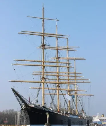Viermast-Segelschiff Passat im Hafen von Travemünde bei sonnigem Wetter