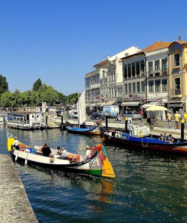Rundreisen Portugal, Traditionelle Boote auf dem Kanal in Aveiro, Portugal – Rundreise-Highlight
