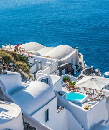 Santorini – weiß-blaue Häuser über dem Vulkan, mit Blick auf das tiefblaue Meer. Ein Ort für Romantik, Ruhe und mediterrane Eleganz.
