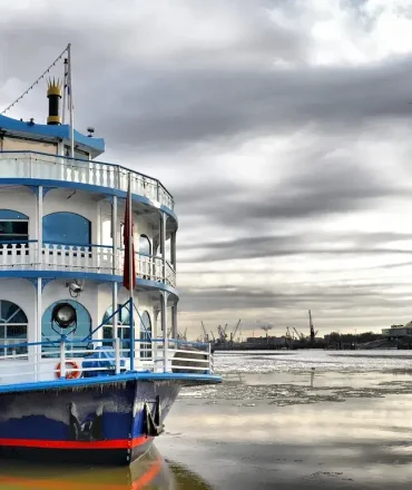 Raddampfer auf der Elbe vor Felsformationen der Sächsischen Schweiz