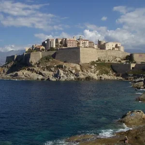 Rundreisen Korsika. Küstenfestung von Calvi auf Korsika mit Blick aufs Meer – Schnorcheltour zur Pointe de la Revellata