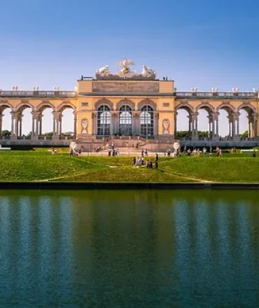 Gloriette im Schlosspark Schönbrunn in Wien mit Spiegelbecken und klassizistischer Architektur