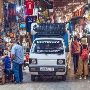 Souk in Tunesien mit bunten Marktständen, Gewürzen und Keramik – lebendiges Markttreiben unter schattigem Vordach