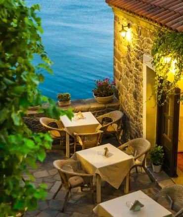 Spanien Urlaub. Mediterrane Terrasse mit Meerblick in El Arenal, Mallorca – idealer Urlaubsort mit Strandnähe und Sportangebot