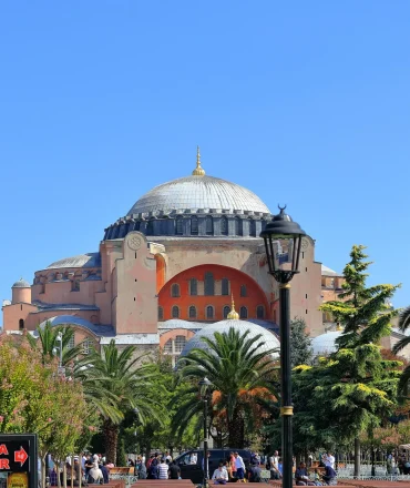 Türkei Herbsturlaub. Hagia Sophia mit Minaretten und Palmen – Straßenleben in Istanbul bei Sonnenschein