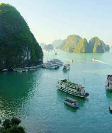 Ha Long Bucht mit Kalksteinfelsen und Booten – Naturkulisse in Vietnam