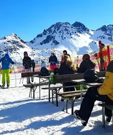 Skigebiet in den Bayerischen Alpen mit Schneelandschaft und Wintersportlern im Allgäu