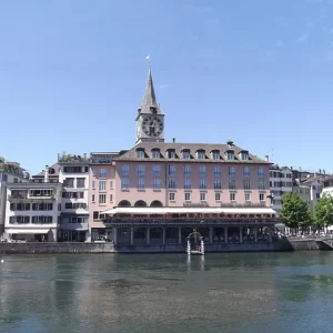 Zürich Zürich Altstadt mit Limmat und Kirchturm bei Sonnenschein