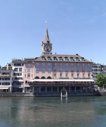 Zürich Altstadt mit Limmat und Kirchturm bei Sonnenschein