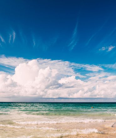 kuba all inclusive. Tropischer Strand mit weißem Sand, türkisblauem Meer und strahlendem Himmel – Sinnbild für entspannte All-Inclusive-Ferien in Kuba mit kulturellem Flair.