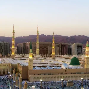Orientalische Moschee bei Sonnenuntergang mit grüner Kuppel und Minaretten – Symbol für islamische Baukunst und Kultur