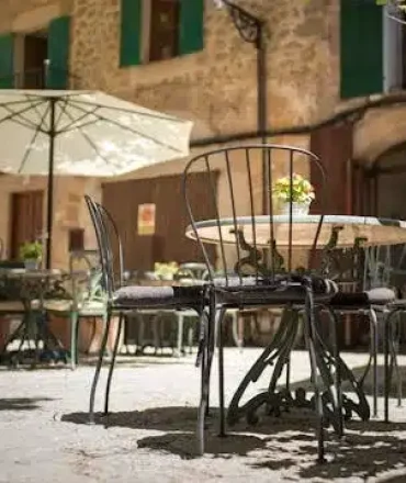 Spanien Urlaub, Mediterranes Café in der Altstadt von Mallorca mit sonniger Atmosphäre