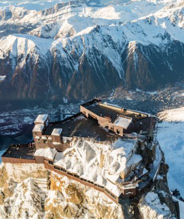 Bergstation in den französischen Alpen mit Blick auf verschneite Berge und alpine Landschaft